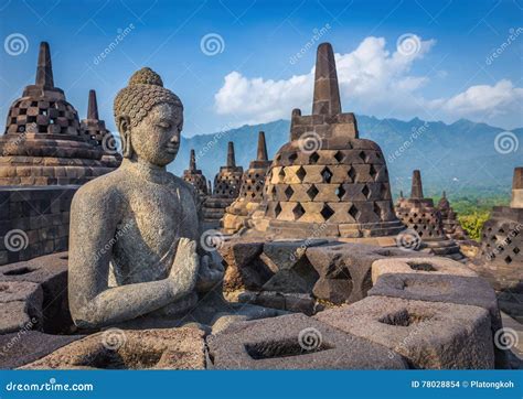 Borobudur 건축, 푸른 자바섬에 솟아오른 불교 예술의 정점, 그리고 아직은 풀리지 않은 신비